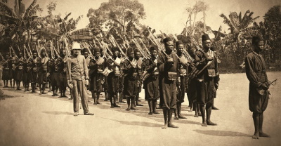 Weisser Offizier mit Söldnern der Force Publique