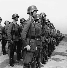 chinesische Soldaten mit deutscher Ausrüstung