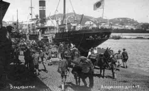 Amerikanische Soldaten und japanisches Schiff in Wladiwostok
