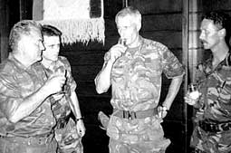 Mladic und Karremans in Srebrenica
